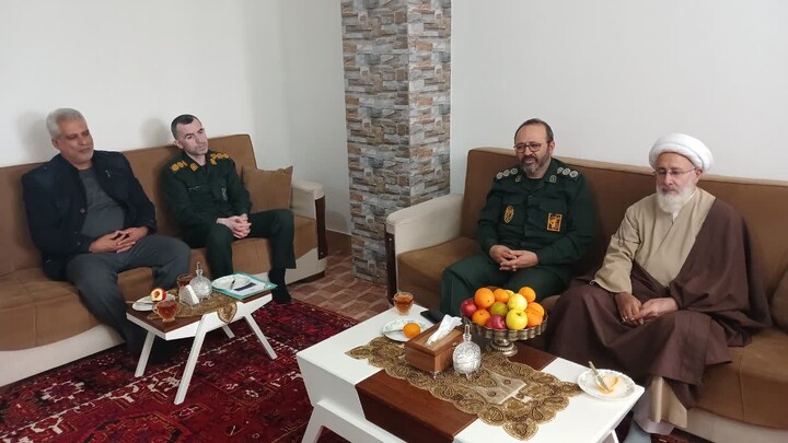 تصاویر / دیدار امام جمعه هادیشهر با خانواده 3 شهید این شهرستان