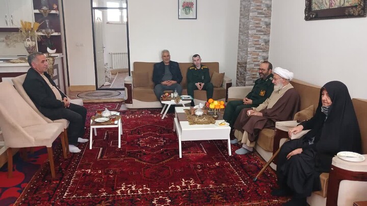 تصاویر / دیدار امام جمعه هادیشهر با خانواده 3 شهید این شهرستان