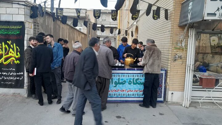 تصاویر/برپایی ایستگاه صلواتی به مناسبت ایام فاطمیه توسط طلاب مدرسه علمیه امام صادق (ع) بیجار