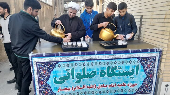 تصاویر/برپایی ایستگاه صلواتی به مناسبت ایام فاطمیه توسط طلاب مدرسه علمیه امام صادق (ع) بیجار
