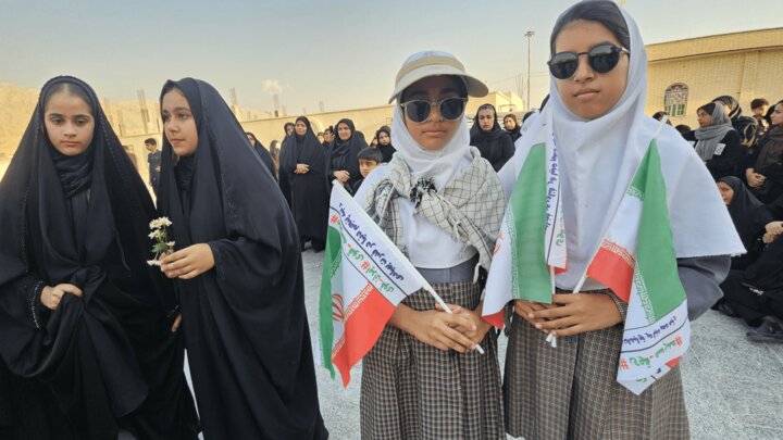 تصاویر/ پیکر شهید گمنام بر دستان مردم دوراهک