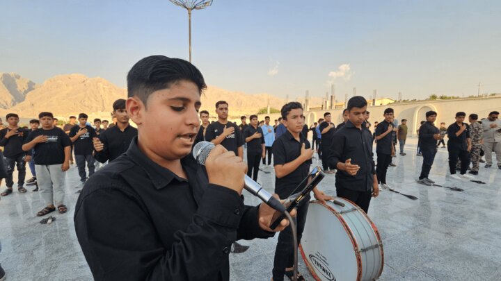 تصاویر/ پیکر شهید گمنام بر دستان مردم دوراهک