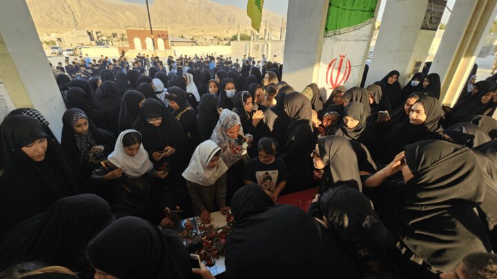 تصاویر/ پیکر شهید گمنام بر دستان مردم دوراهک