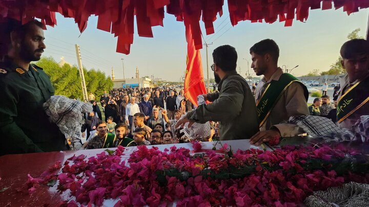 تصاویر/ پیکر شهید گمنام بر دستان مردم دوراهک