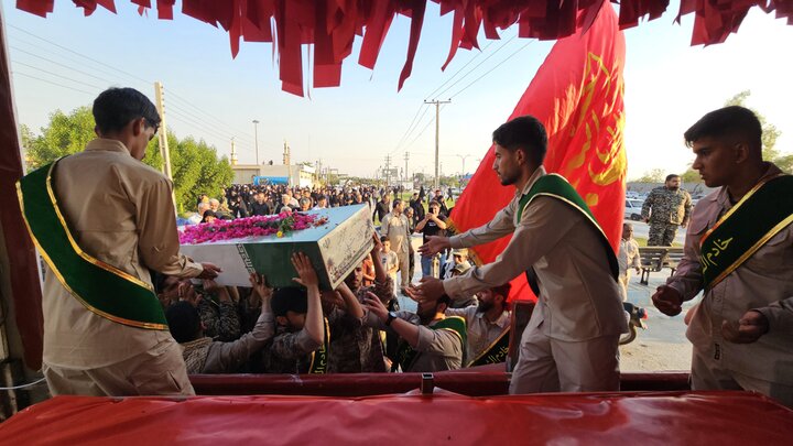 تصاویر/ پیکر شهید گمنام بر دستان مردم دوراهک