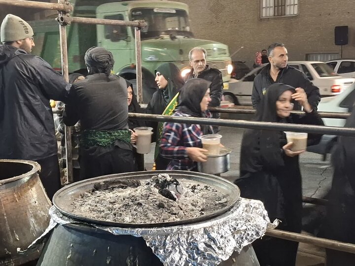 پخت و توزیع 5 هزار پرس حلیم نذری به مناسبت شهادت حضرت فاطمه زهرا (س)درکاشان