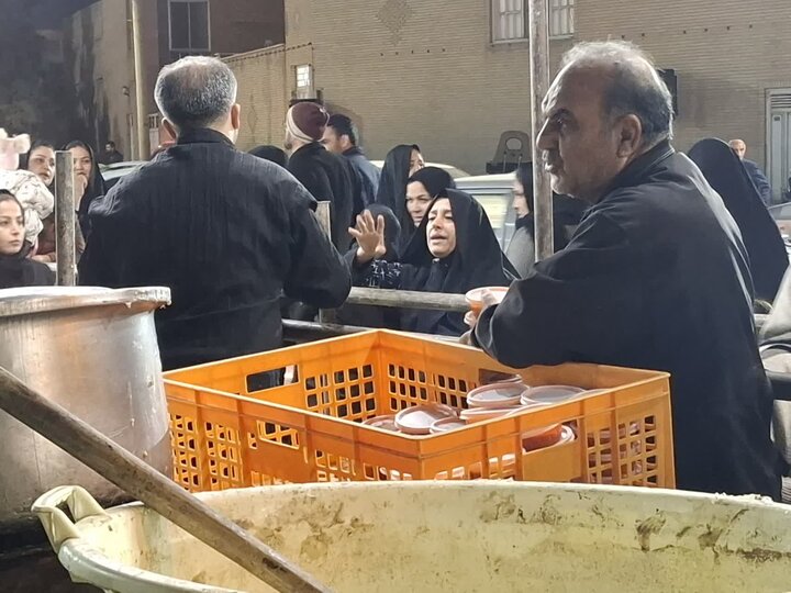 پخت و توزیع 5 هزار پرس حلیم نذری به مناسبت شهادت حضرت فاطمه زهرا (س)درکاشان