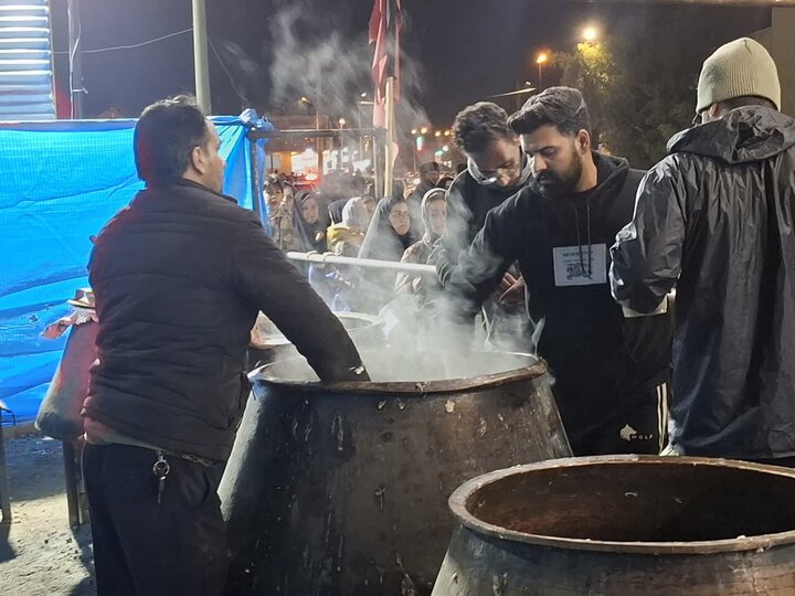 پخت و توزیع 5 هزار پرس حلیم نذری به مناسبت شهادت حضرت فاطمه زهرا (س)درکاشان