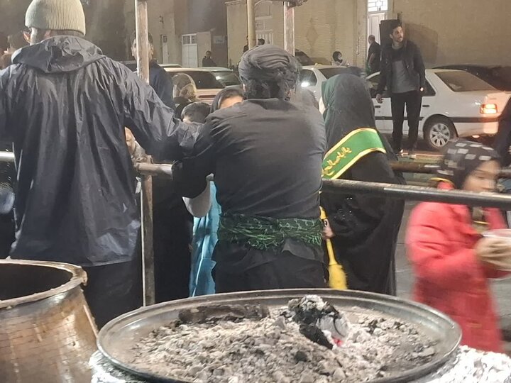 پخت و توزیع 5 هزار پرس حلیم نذری به مناسبت شهادت حضرت فاطمه زهرا (س)درکاشان