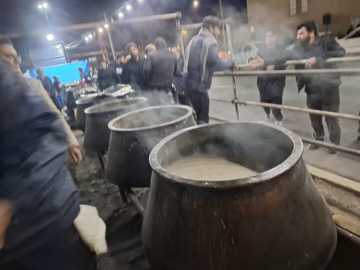 پخت و توزیع 5 هزار پرس حلیم نذری به مناسبت شهادت حضرت فاطمه زهرا (س)درکاشان