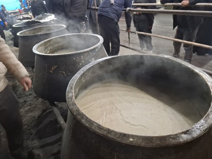 پخت و توزیع 5 هزار پرس حلیم نذری به مناسبت شهادت حضرت فاطمه زهرا (س)درکاشان