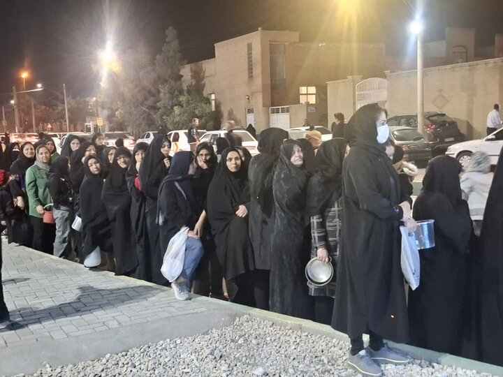 پخت و توزیع 5 هزار پرس حلیم نذری به مناسبت شهادت حضرت فاطمه زهرا (س)درکاشان