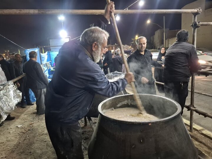 پخت و توزیع 5 هزار پرس حلیم نذری به مناسبت شهادت حضرت فاطمه زهرا (س)درکاشان