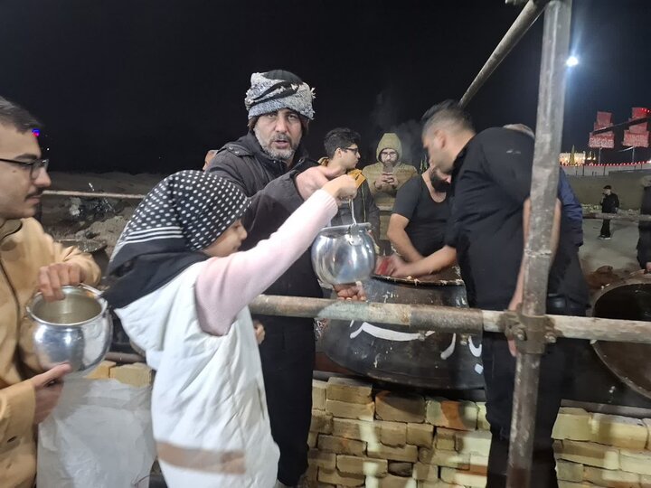 پخت و توزیع 5 هزار پرس حلیم نذری به مناسبت شهادت حضرت فاطمه زهرا (س)درکاشان