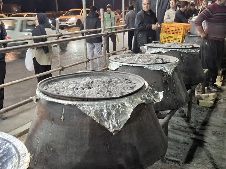 پخت و توزیع 5 هزار پرس حلیم نذری به مناسبت شهادت حضرت فاطمه زهرا (س)درکاشان