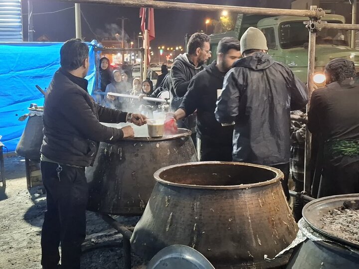 پخت و توزیع 5 هزار پرس حلیم نذری به مناسبت شهادت حضرت فاطمه زهرا (س)درکاشان