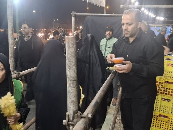 پخت و توزیع 5 هزار پرس حلیم نذری به مناسبت شهادت حضرت فاطمه زهرا (س)درکاشان