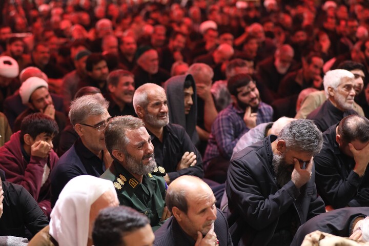 تصاویر/ وداع با پیکر مطهرهفت  شهید گمنام دوران دفاع مقدس در حرم حضرت معصومه(س)