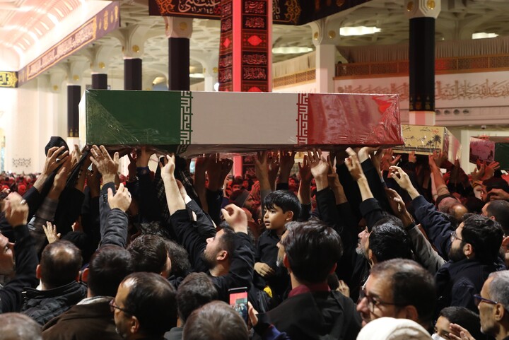 تصاویر/ وداع با پیکر مطهرهفت  شهید گمنام دوران دفاع مقدس در حرم حضرت معصومه(س)