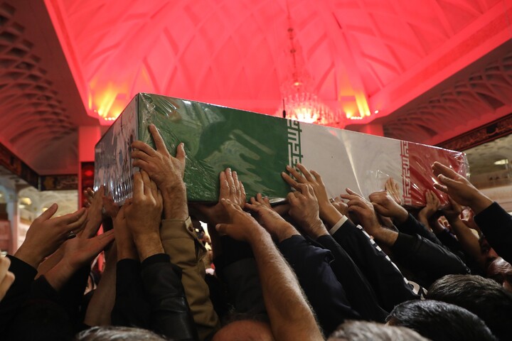 تصاویر/ وداع با پیکر مطهرهفت  شهید گمنام دوران دفاع مقدس در حرم حضرت معصومه(س)