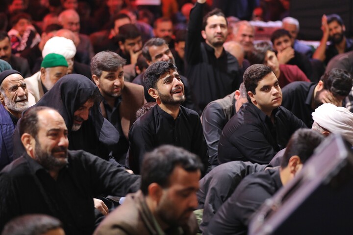 تصاویر/ وداع با پیکر مطهرهفت  شهید گمنام دوران دفاع مقدس در حرم حضرت معصومه(س)