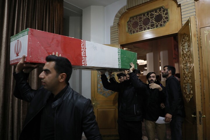 تصاویر/ وداع با پیکر مطهرهفت  شهید گمنام دوران دفاع مقدس در حرم حضرت معصومه(س)