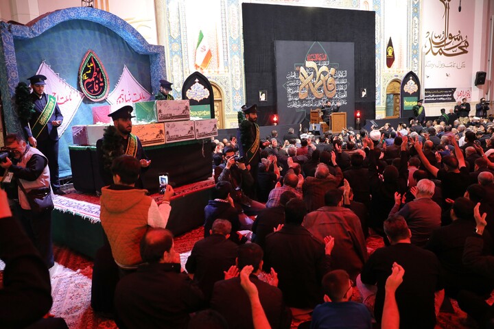 تصاویر/ وداع با پیکر مطهرهفت  شهید گمنام دوران دفاع مقدس در حرم حضرت معصومه(س)