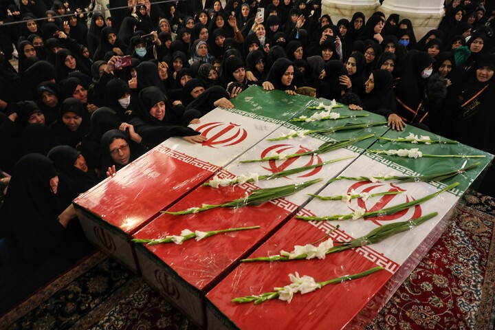 تصاویر/ وداع با پیکر مطهرهفت  شهید گمنام دوران دفاع مقدس در حرم حضرت معصومه(س)