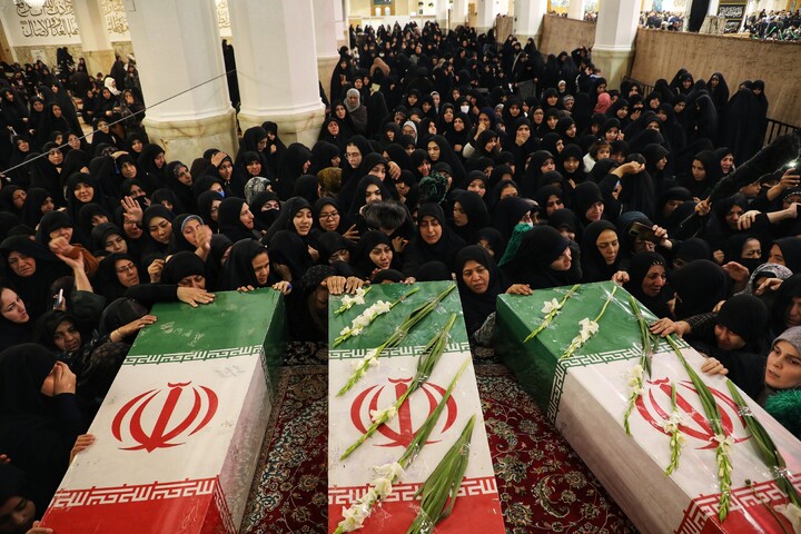 تصاویر/ وداع با پیکر مطهرهفت  شهید گمنام دوران دفاع مقدس در حرم حضرت معصومه(س)