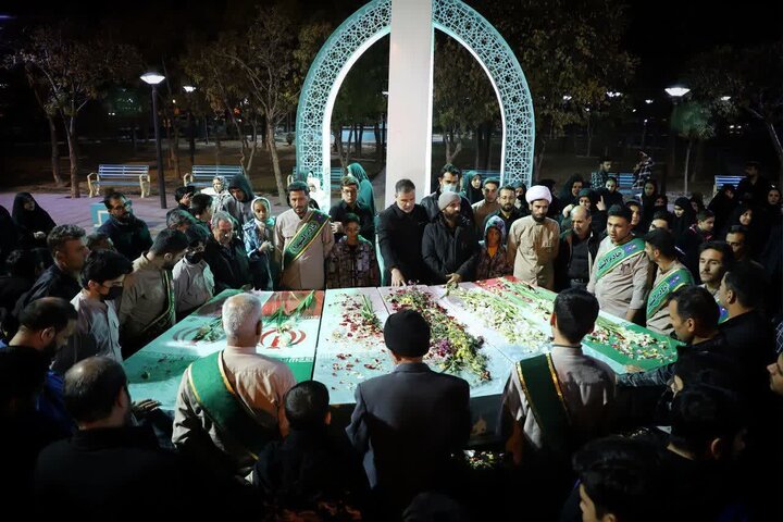 تصاویر/مراسم شبی با شهدای گمنام در اراک