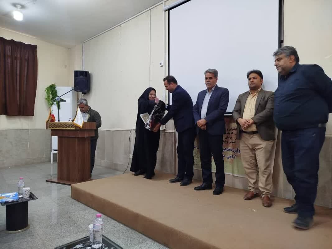 تقدیر از کتابداران و اعضای فعال کتابخانه علی‌ بن‌ امام‌ محمدباقر(ع) فین