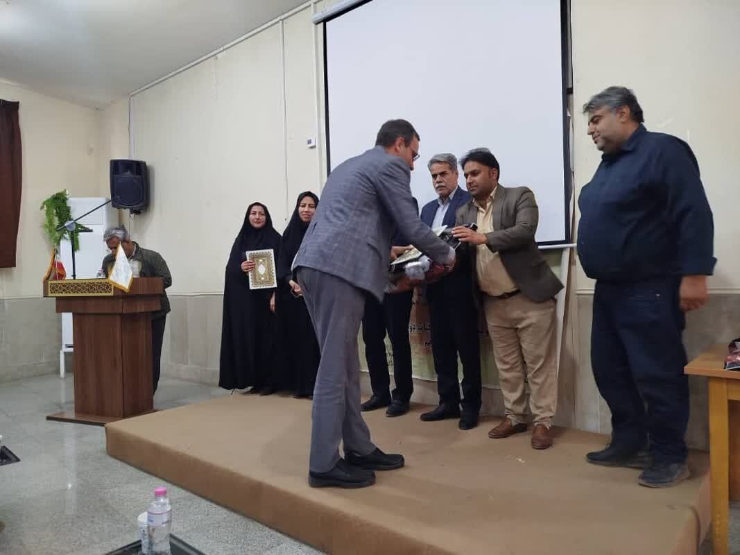 تقدیر از کتابداران و اعضای فعال کتابخانه علی‌ بن‌ امام‌ محمدباقر(ع) فین