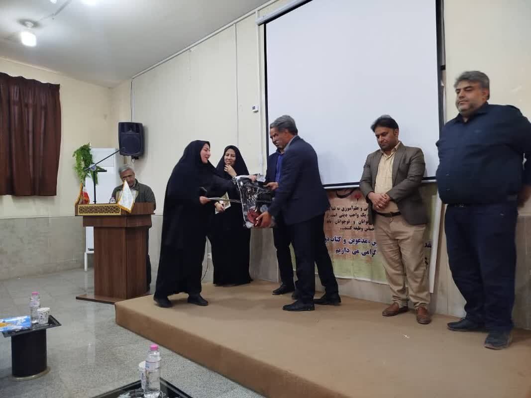 تقدیر از کتابداران و اعضای فعال کتابخانه علی‌ بن‌ امام‌ محمدباقر(ع) فین