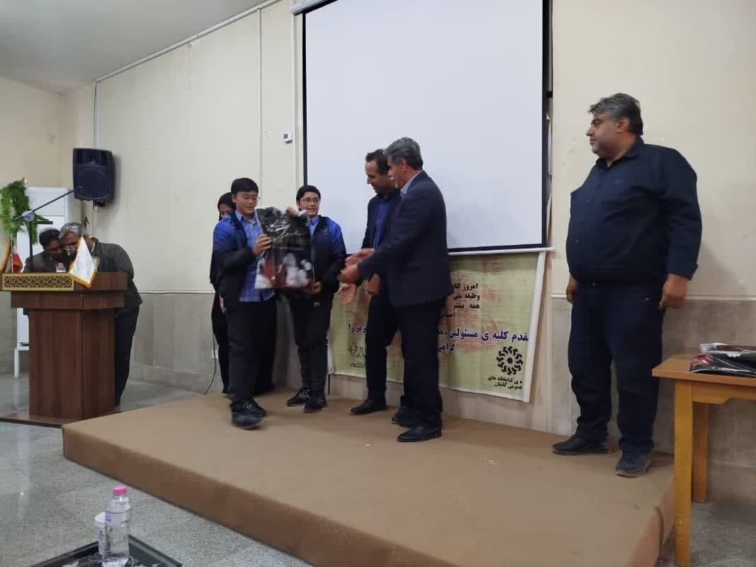 تقدیر از کتابداران و اعضای فعال کتابخانه علی‌ بن‌ امام‌ محمدباقر(ع) فین