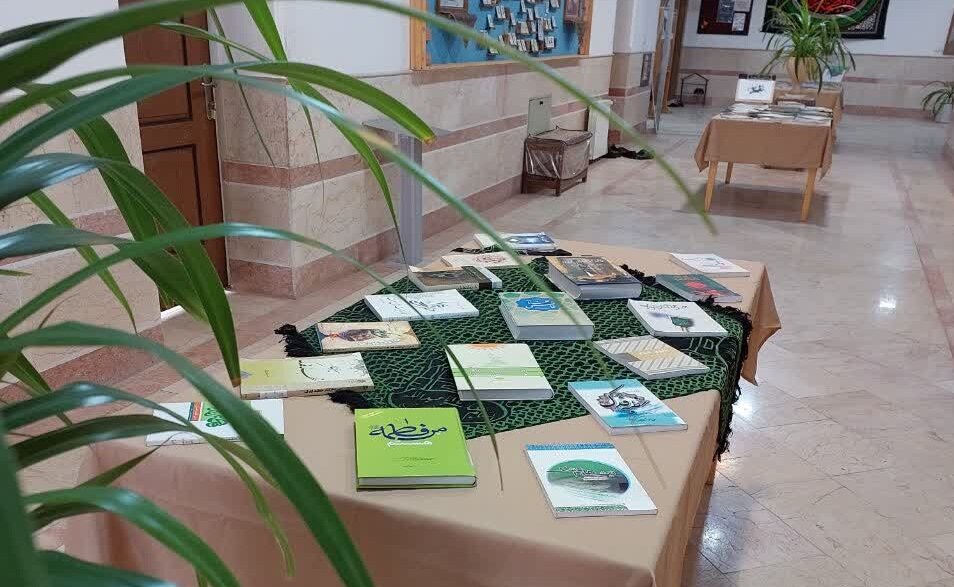 برپایی نمایشگاه کتاب «بسیج فاطمی» در مدرسه علمیه تخصصی امام حسین(ع) یزد+عکس