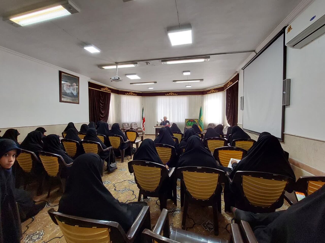 برگزاری نشست «نگاه تربیتی در سایه‌سار فاطمی» در مدرسه علمیه  تخصصی امام حسین(ع) یزد