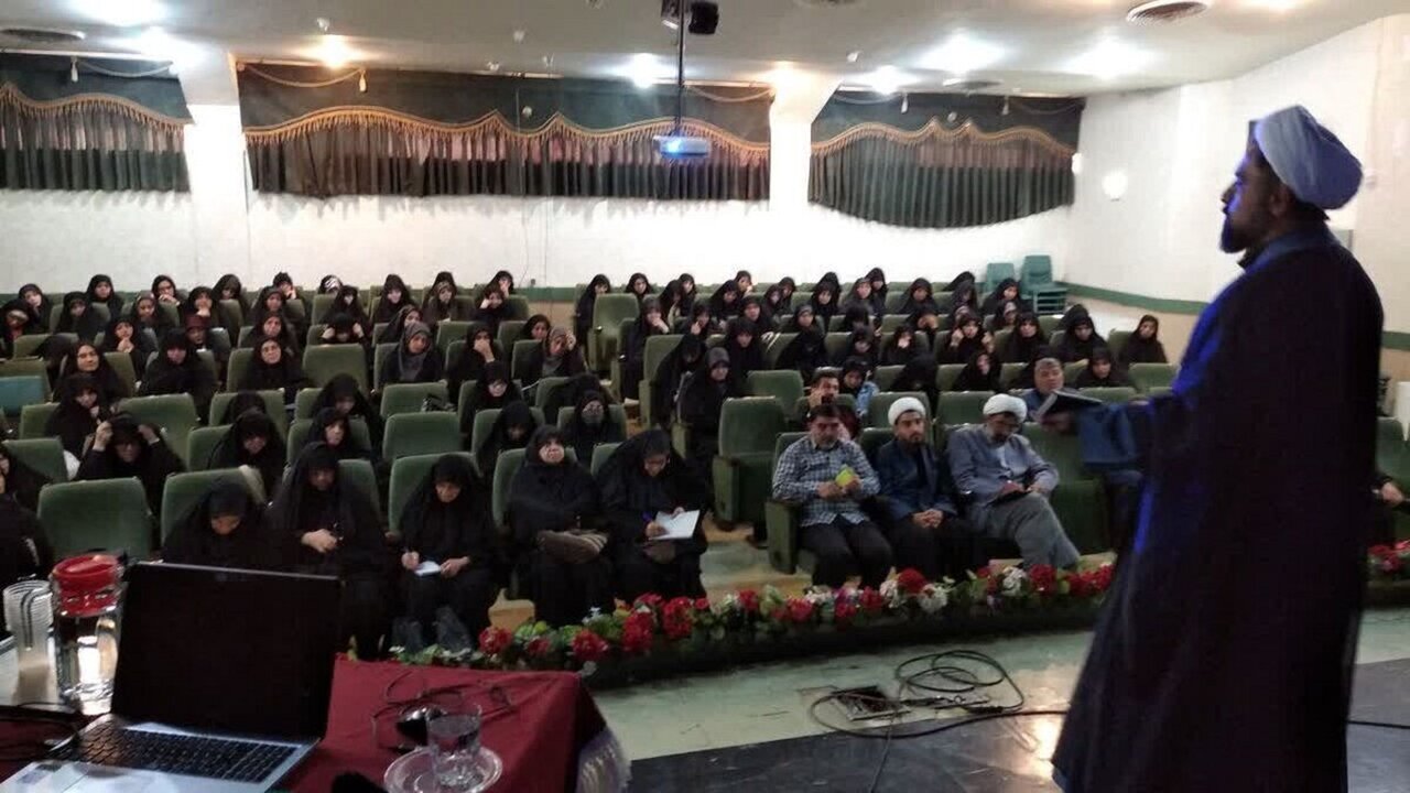 کارگاه تخصصی نیم‌روزه تدبر در قرآن کریم در کاشان برگزار شد
