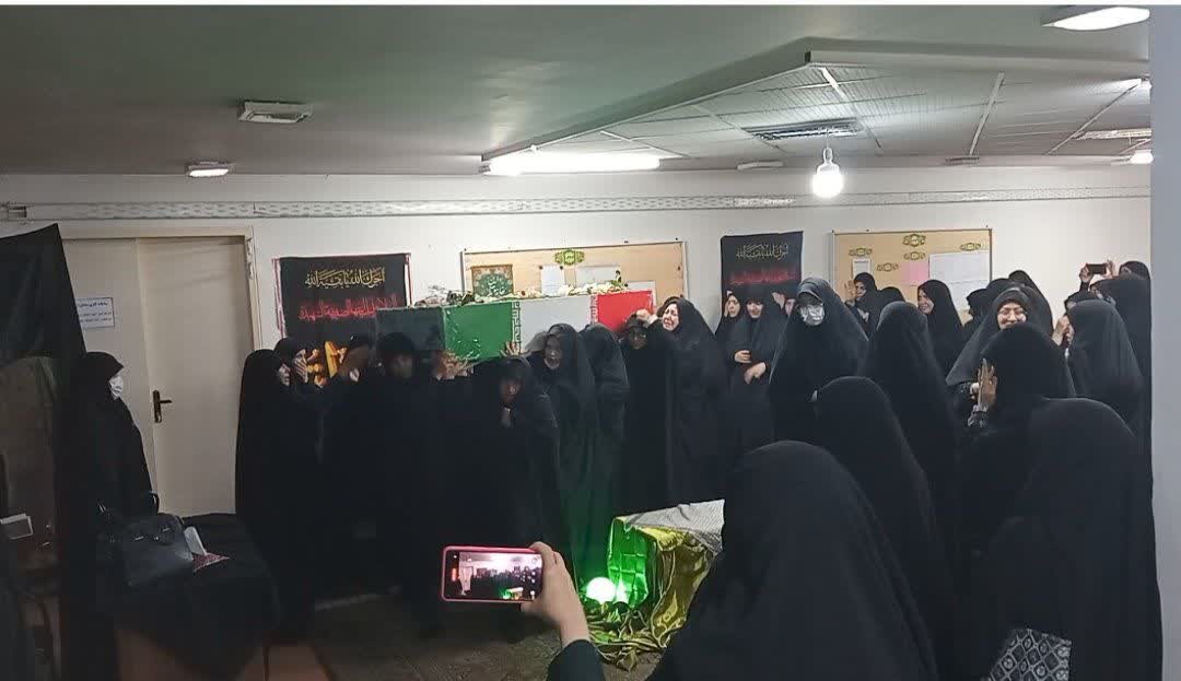 تشییع پیکر شهید گمنام در مدرسه علمیه فاطمه‌الزهرا(س) اراک+عکس