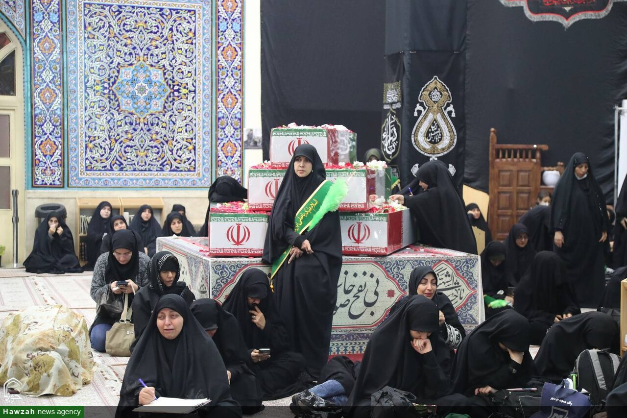 وداع مردم تهران با پیکرهای ۱۰۰ شهید گمنام در موزه ملی انقلاب اسلامی و دفاع مقدس + تصاویر