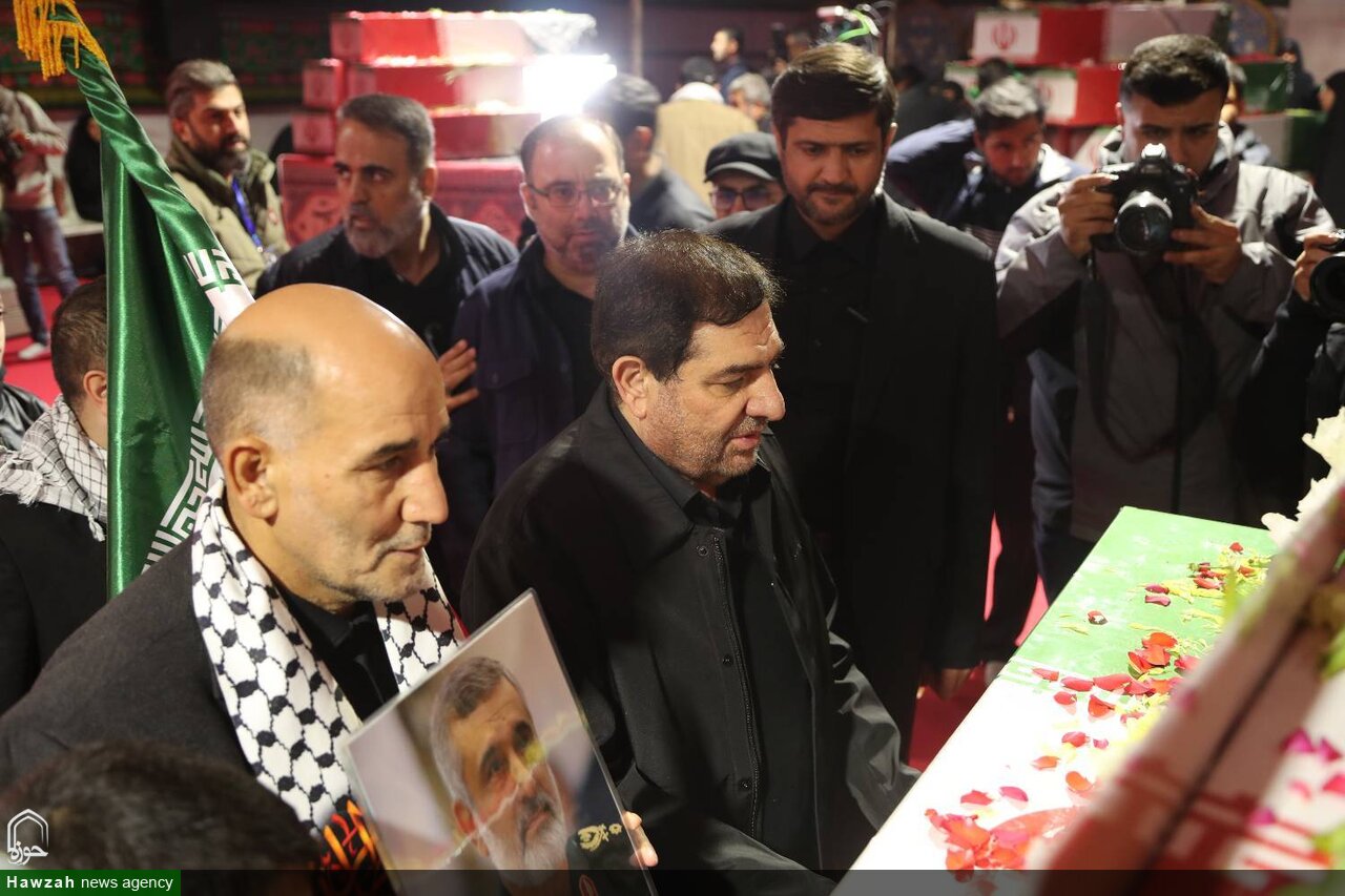 وداع مردم تهران با پیکرهای ۱۰۰ شهید گمنام در موزه ملی انقلاب اسلامی و دفاع مقدس + تصاویر