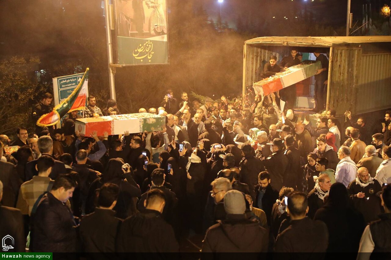 وداع مردم تهران با پیکرهای ۱۰۰ شهید گمنام در موزه ملی انقلاب اسلامی و دفاع مقدس + تصاویر