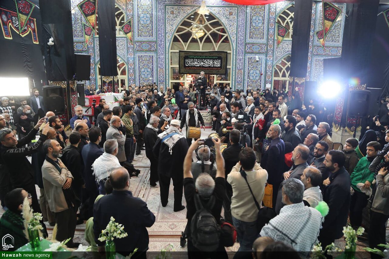 وداع مردم تهران با پیکرهای ۱۰۰ شهید گمنام در موزه ملی انقلاب اسلامی و دفاع مقدس + تصاویر