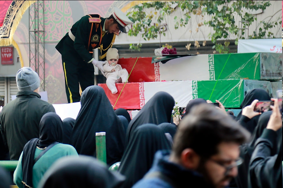 خروش ملت انقلابی ایران در تشییع مجاهدان و دلیرمردان دفاع مقدس همزمان با سالروز شهادت حضرت زهرا (سلام الله علیها)/ بدرقه ۳۰۰ شهید گمنام دفاع مقدس