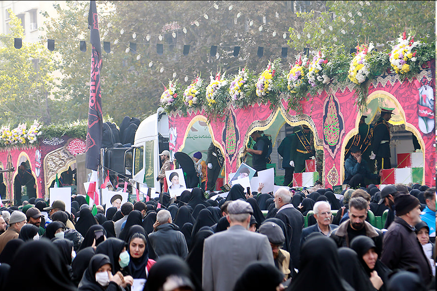 خروش ملت انقلابی ایران در تشییع مجاهدان و دلیرمردان دفاع مقدس همزمان با سالروز شهادت حضرت زهرا (سلام الله علیها)/ بدرقه ۳۰۰ شهید گمنام دفاع مقدس