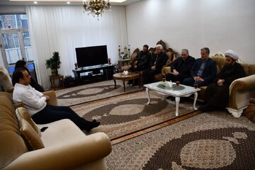 تصاویر/ دیدار امام جمعه خوی با خانواده شهدا و جانبازان