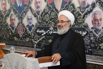 شهیدان، پرچمداران مقاومت و عزت ملت ایران‌ هستند