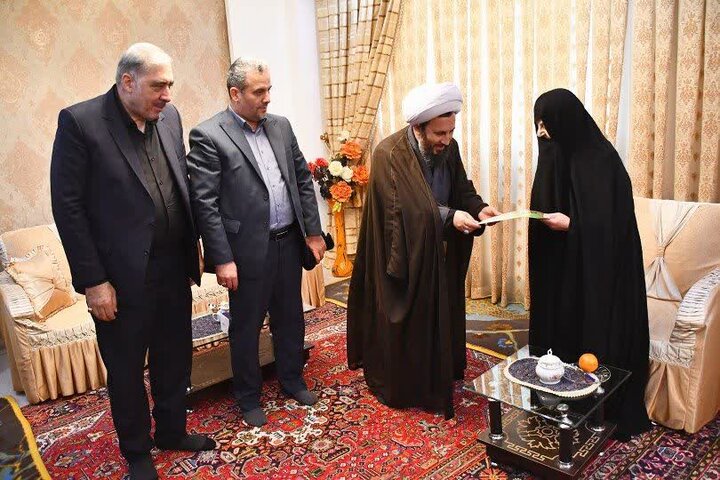 تصاویر دیدار امام جمعه خوی با خانواده شهدا و جانبازان