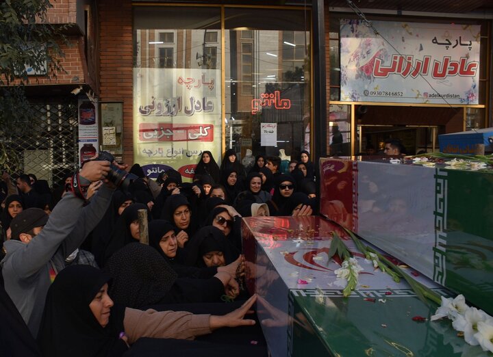 تصاویر/مراسم تشییع پیکرهای مطهر 3 شهید گمنام در شهر سنندج