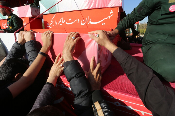 تصاویر / تشییع پیکر مطهر۱۲ شهید گمنام در اصفهان