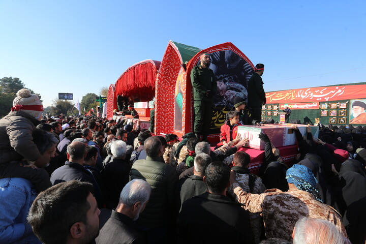 تصاویر / تشییع پیکر مطهر۱۲ شهید گمنام در اصفهان